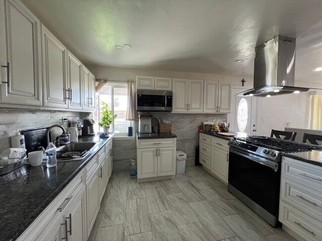 Building Photo - Beautiful 3 Bedroom 1 Bathroom House with Fenced and Landscaped Yard with All Utilities Included