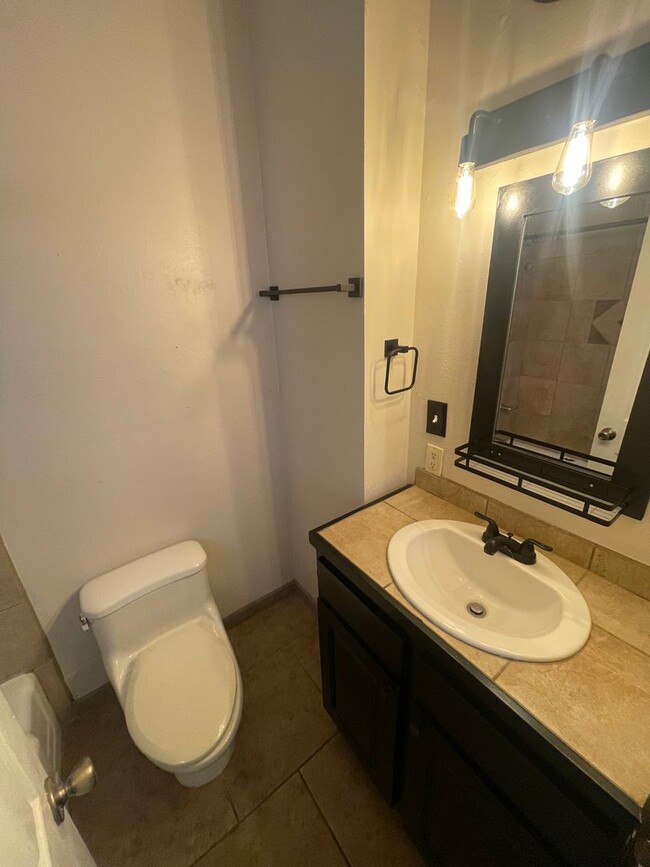 Building Photo - Beautifully Updated 3 Bedroom/2 Bathroom H...