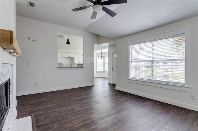 Building Photo - 5922 Royalcrest Dr