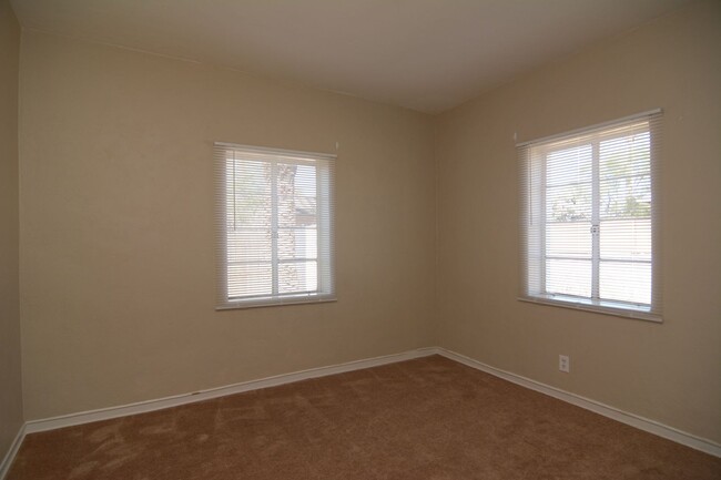 Building Photo - Charming 2 Bedroom 1 Bath House! Close to ...