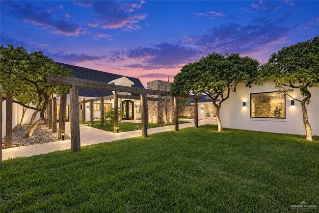 Building Photo - 12303 Lakeview Dr