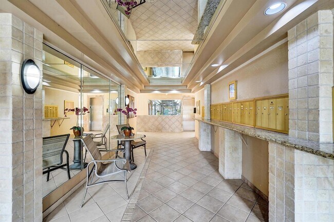Building Photo - 4000 N Hills Dr