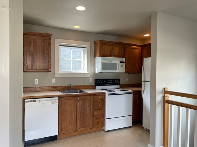 Building Photo - *** 1/2 MONTH FREE & FREE APPLICATION FEE ...