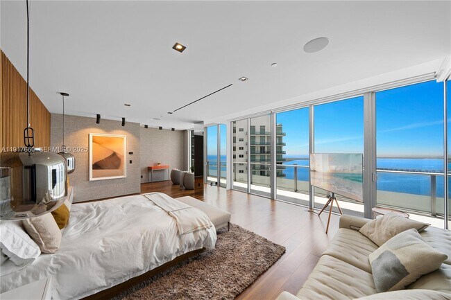 Building Photo - 1300 Brickell Bay Dr