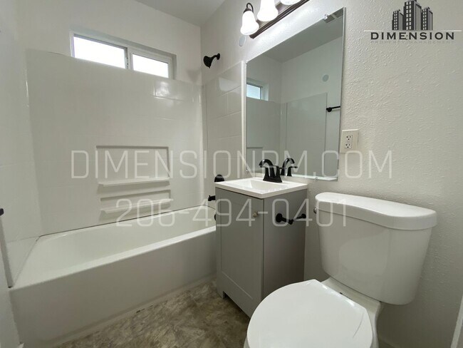 Building Photo - Fully  remodeled 3 bed, 1 bath house in Lakewood!