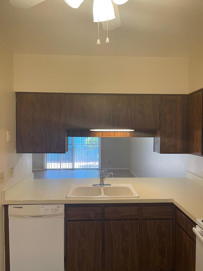 Building Photo - 897 S Pantano Pkwy