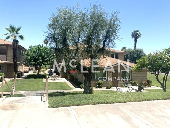 Building Photo - Charming Two Bedroom