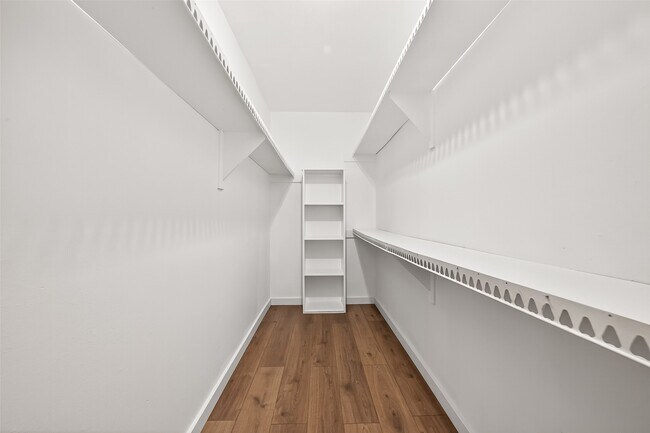 Building Photo - 359 N Post Oak Ln