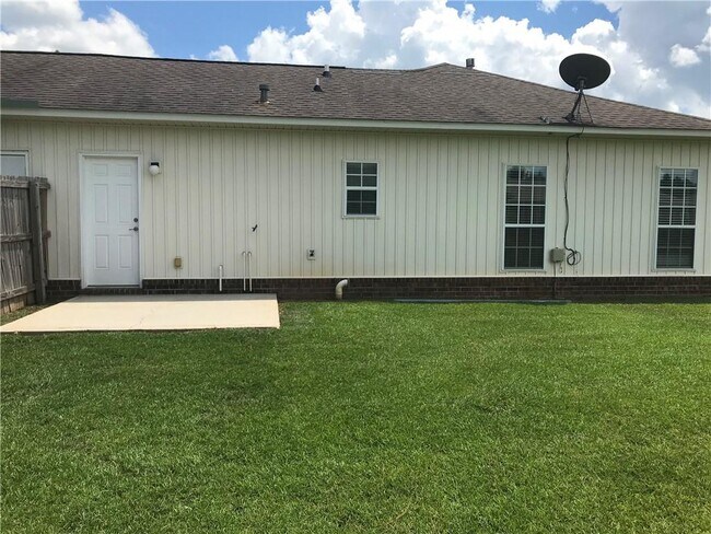 Building Photo - 33101 Stables Dr