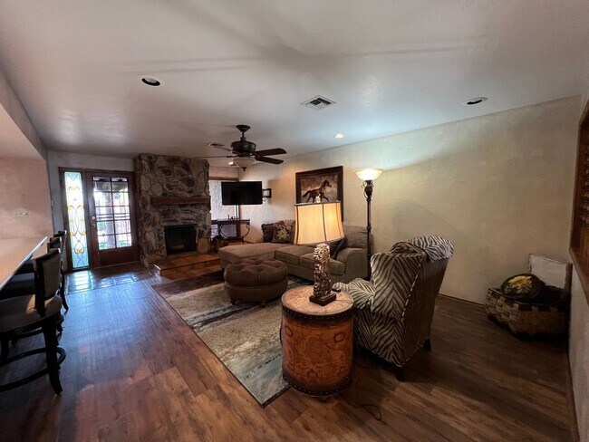 Building Photo - FURNISHED 3 BEDROOM HOME IN TOWN WITH POOL ACCESS!