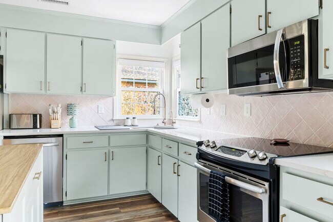 Building Photo - 1790 Wilshire Dr