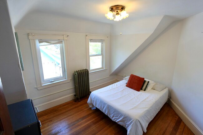 Building Photo - 124 Forest St