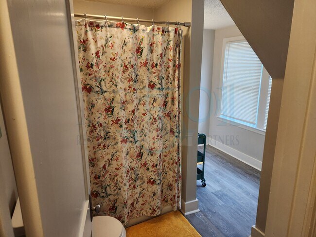 Building Photo - Wonderful Apartment in Hillcrest!