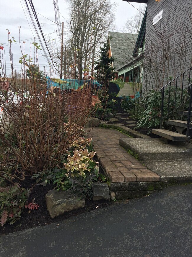 Building Photo - Upper 2 bed on Belmont! Hardwood floors, granite counters, tile in shower! All dogs welcome!