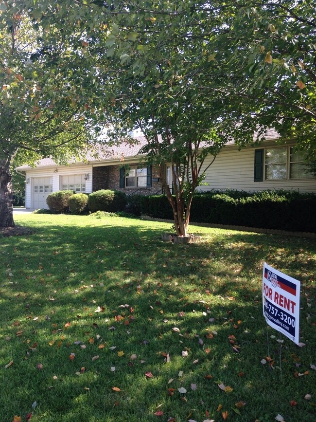 Building Photo - Immaculate three bedroom home in Ashland.
