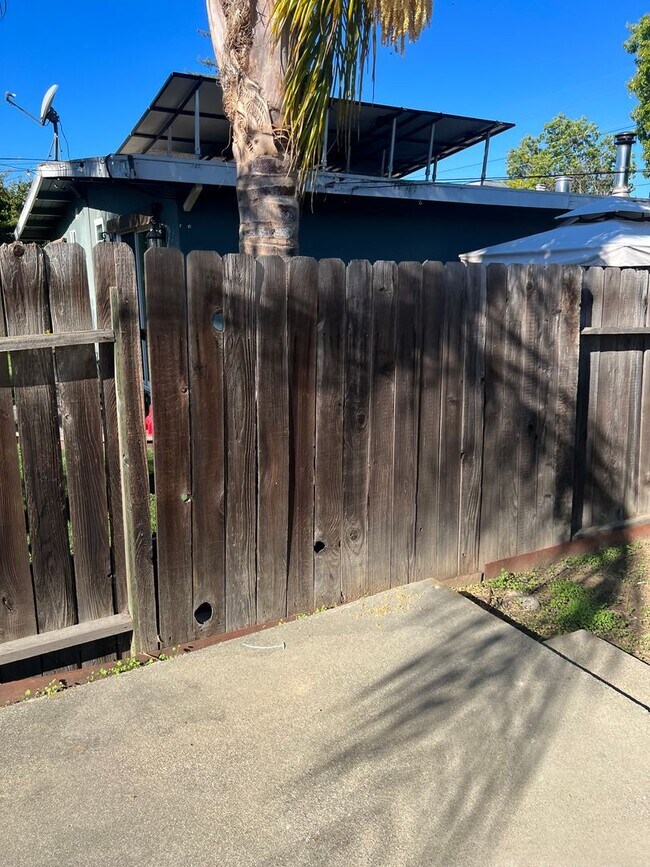 Building Photo - 3bd House