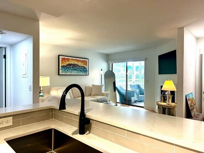 Building Photo - Furnished/Updated 1 Bed/1 Bath Condo- Close to Sullivan's Island