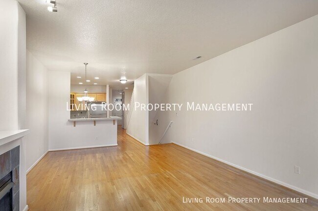Building Photo - Large Private Townhouse in Johns Landing!