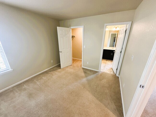 Building Photo - Beautiful 3 Bedroom Home (Available Immedi...