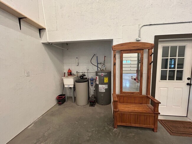 Building Photo - Huge Shop with 2 bedroom 2 bath Condo attached!