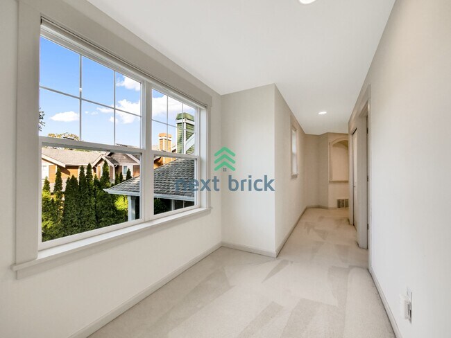 Building Photo - 4 bedroom, 2.5 Bathroom, 3 car garage Craftsman style home in Bellevue, WA