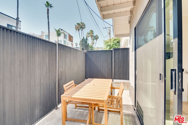 Building Photo - 918 N San Vicente Blvd