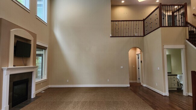 Building Photo - Beautiful Campus Glen 4-Bedroom!