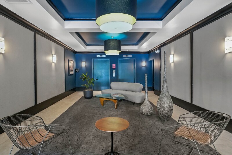 Building Photo - 585 N Rossmore Ave