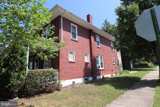 Building Photo - 301 N Waverly St
