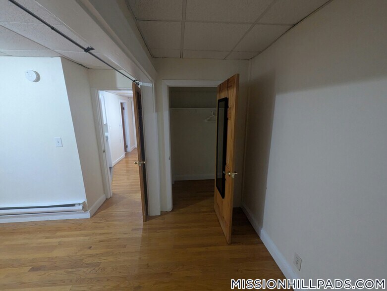 Building Photo - 352 Riverway