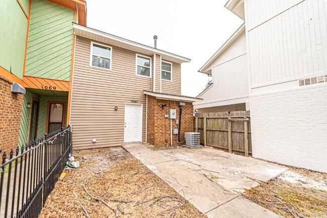 Building Photo - Updated 2-Bed, 1.5-Bath Townhome in NW Nor...