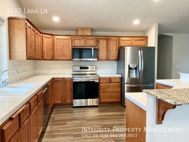 Building Photo - 2102 Lara Ln