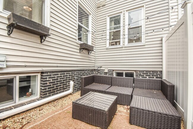 Building Photo - 99 Bartlett St