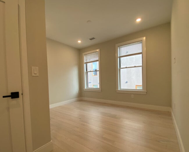 Primary Photo - 198 Green St