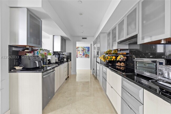 Building Photo - 1331 Brickell Bay Dr