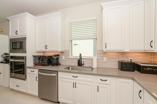 Building Photo - 12345 SW Sand Dollar Wy