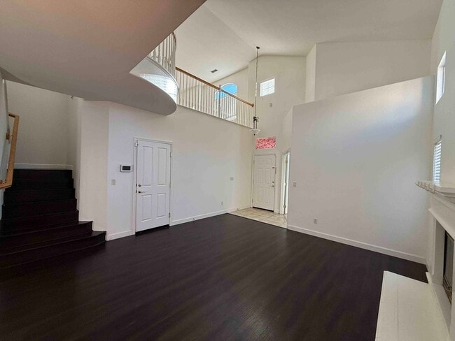 Building Photo - Spacious Cresleigh Ranch Home Near Schools...