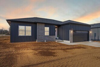 Building Photo - 4962 W Minota St