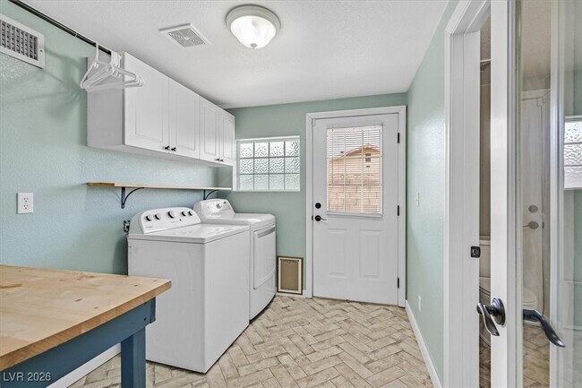 Building Photo - 391 E Kimberly Dr