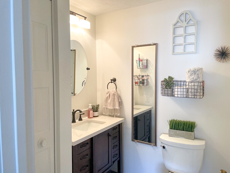 Main bedroom's 1/2 bath. - 29 Great Wood Ct