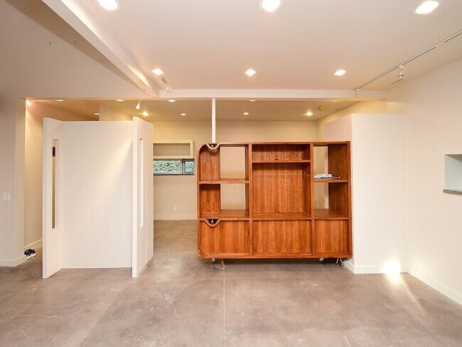 Building Photo - Cool House | 50% Off First Months Rent