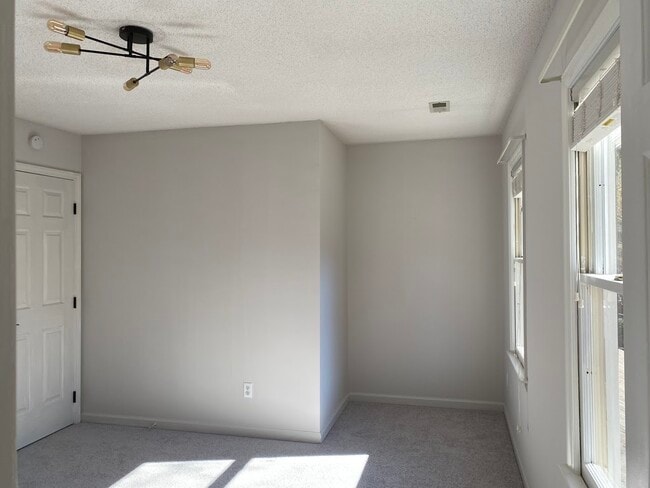 Building Photo - 118 W Skyhawk Dr