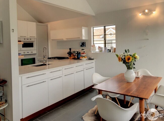 Building Photo - Rare 3 bed 2 bath Townhome available now.