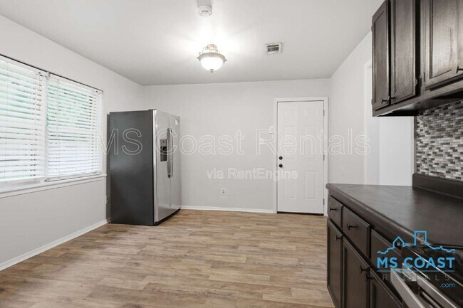 Building Photo - 1601 Lewis Ave