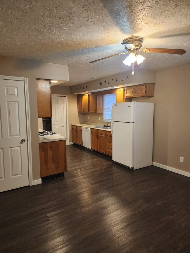 Building Photo - 2 bedroom 1 bath duplex