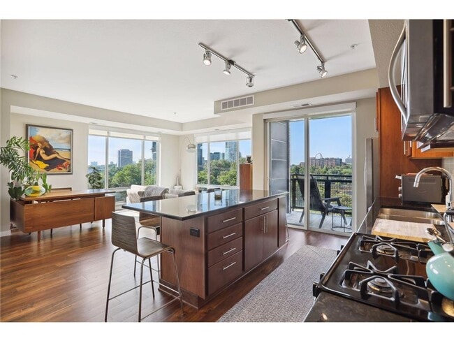 Building Photo - 401 SE Main St