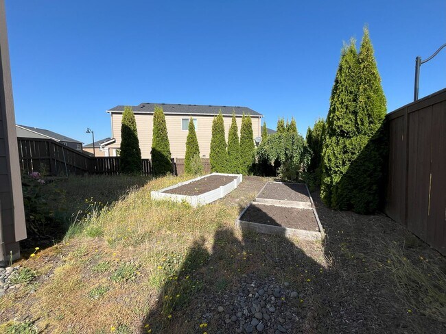 Building Photo - Spacious 4-Bedroom + Bonus Room with Modern Kitchen, Solar Panels & Private Fenced Backyard!