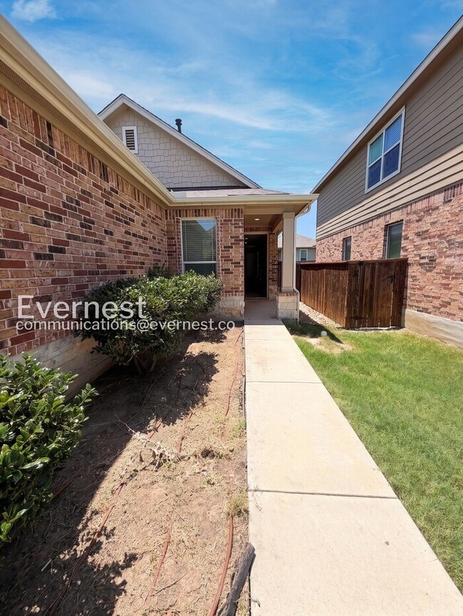 Building Photo - 3 Bed/2 Bath Home with Garage / Pet-Friendly / Vouchers Accepted / Coming Soon!