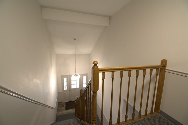 Building Photo - 607 Eastview Ct
