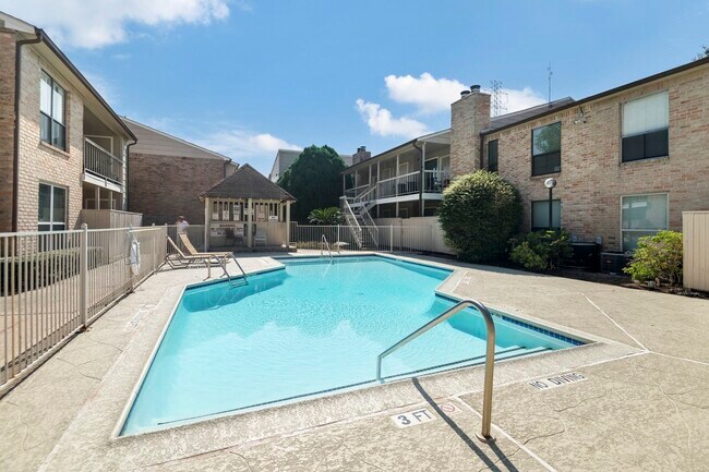 Building Photo - 2120 Wilcrest Dr